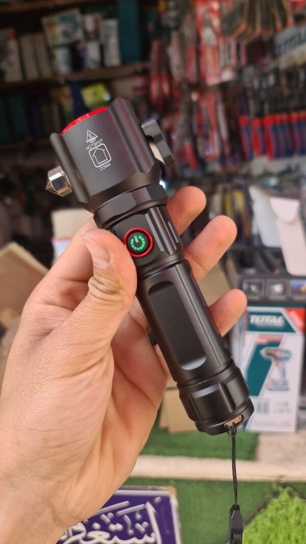 كشاف زووم عالي يصل إلي ٦٥٠ متر