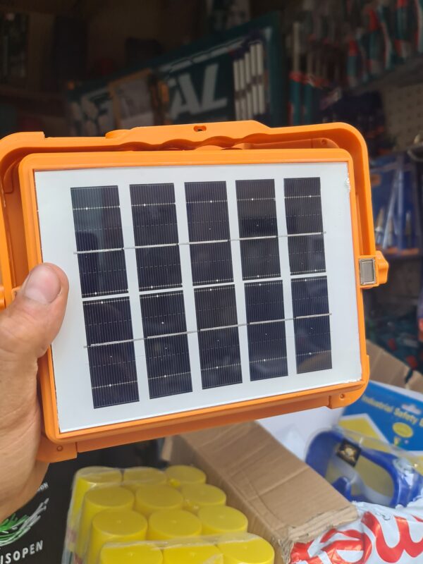 كشاف طاقة شمسية ٤ شريحة مزود بمغناطيس